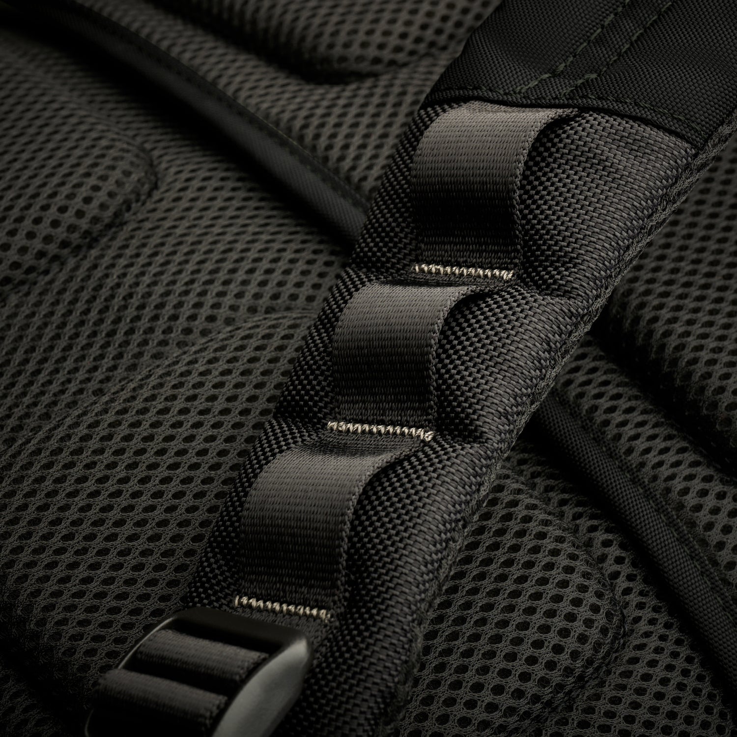 Briggs & Riley Slim Expandable Backpack Black Strap Close-up  #color_black