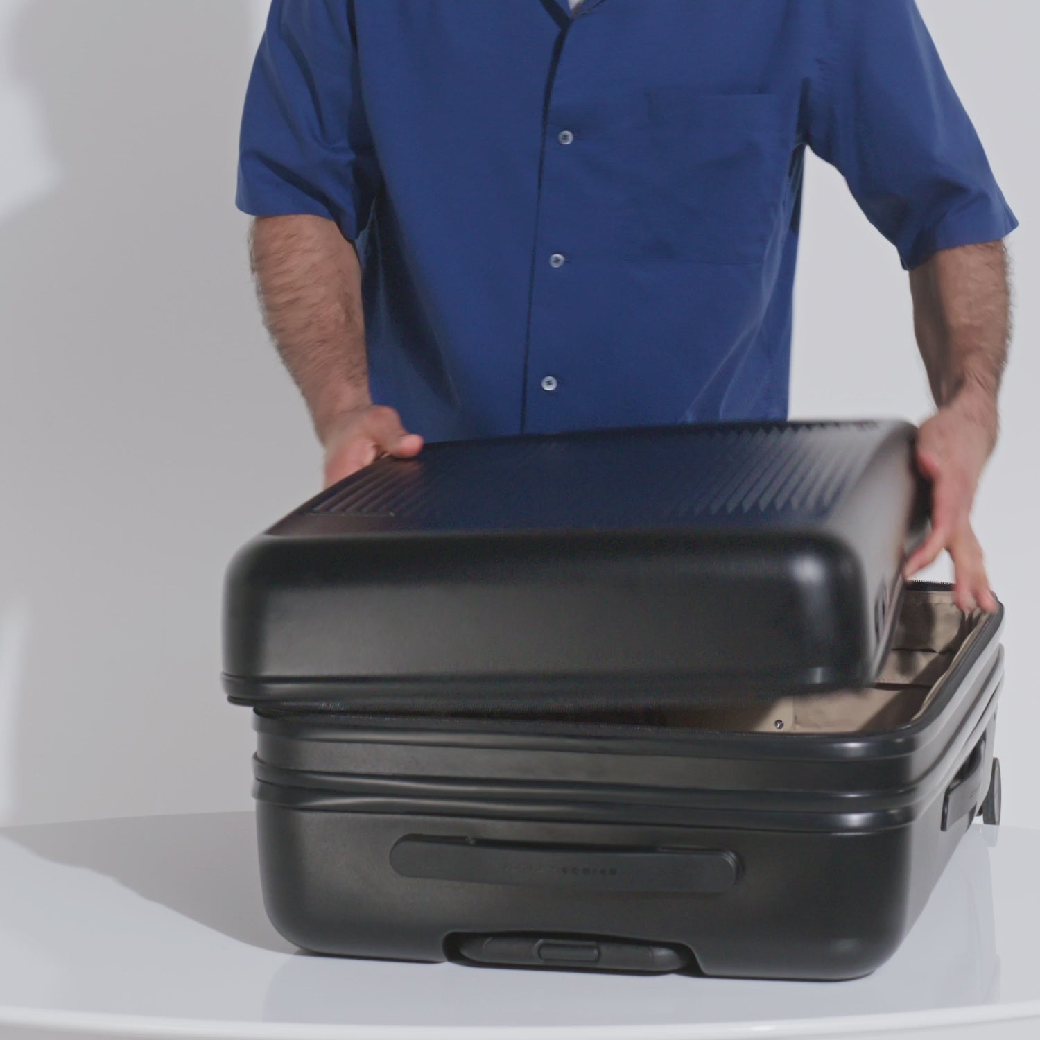 Medium Expandable Spinner in Black, Demo Video #color_black