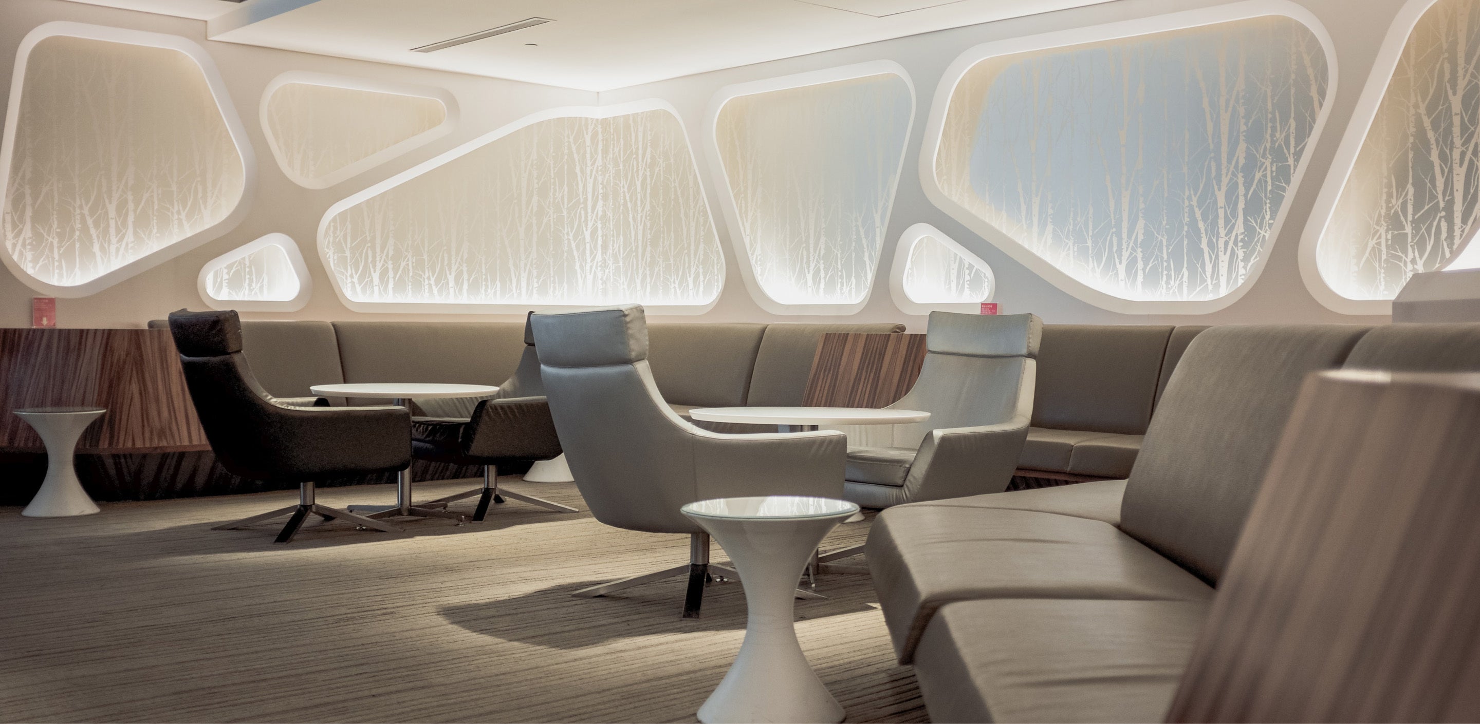 The Traveler's Guide to Exclusive Airport Lounges: Experiencing the Height of Comfort