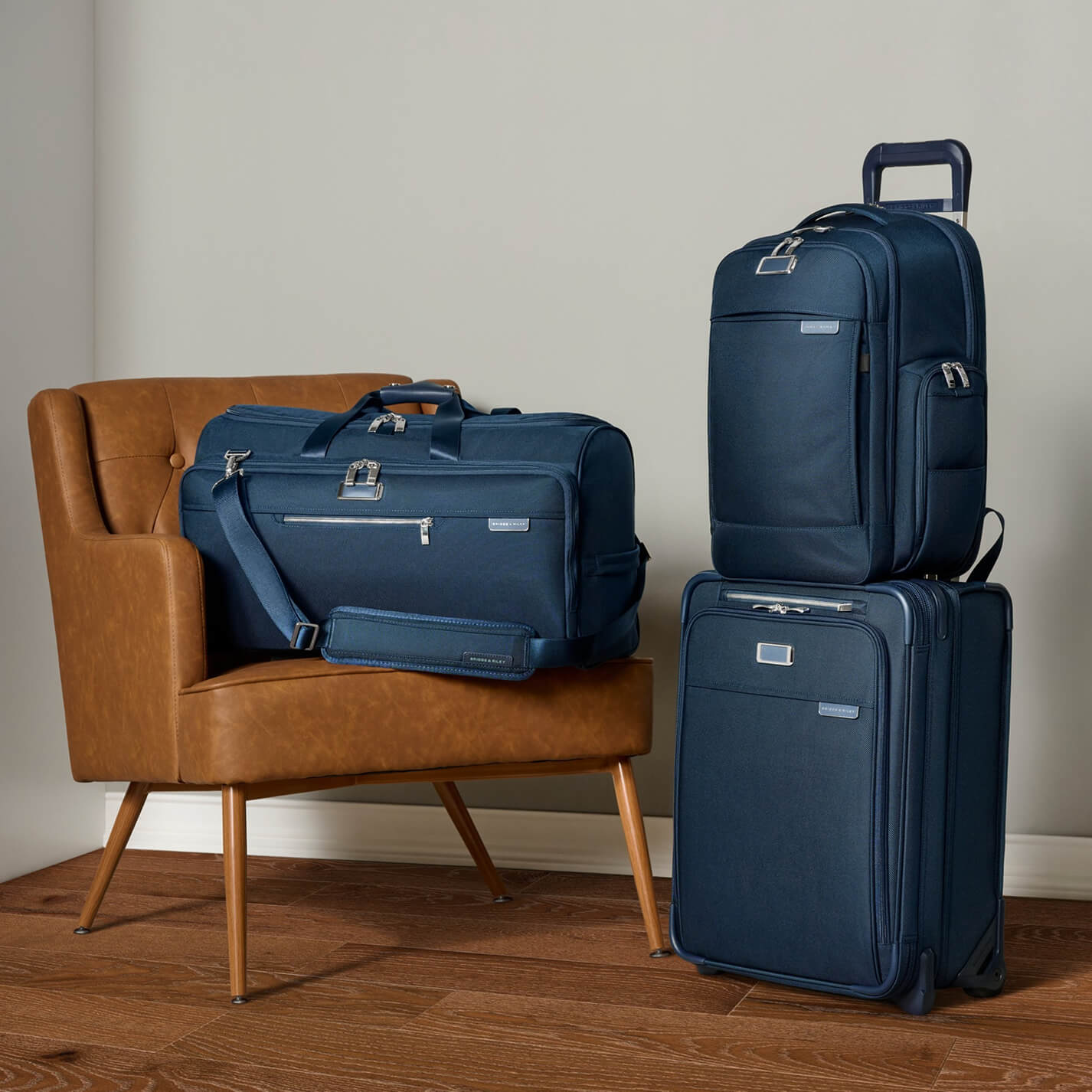 Petite valise à roulettes pivotantes et à parois rigides Virtuosa, 58 cm Petite valise à roulettes pivotantes et à parois rigides Virtuosa, 58 cm