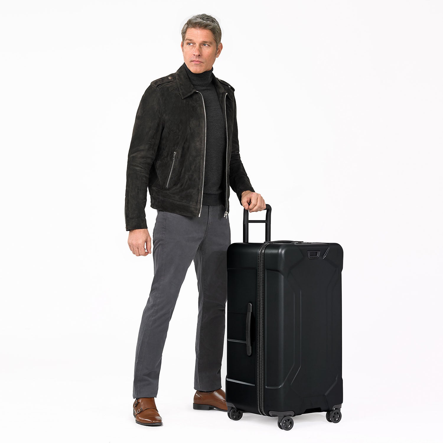 Briggs and Riley Extra Large Trunk Spinner with Person #color_stealth